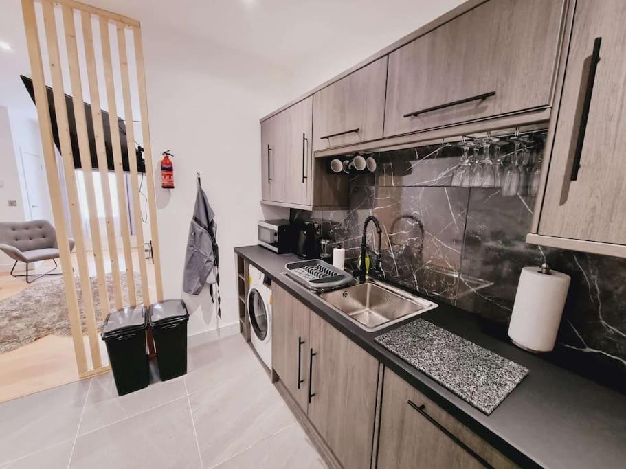 Lmk, Spacious 1 Bedroom Ground Floor Apartment, Ev Charger, Free Parking Wi-Fi, Great Location بلفاست المظهر الخارجي الصورة