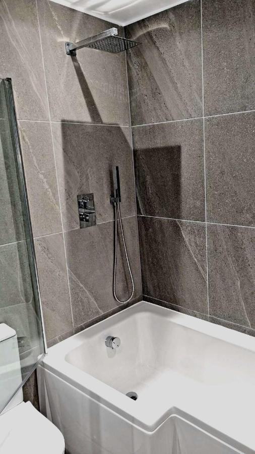 Lmk, Spacious 1 Bedroom Ground Floor Apartment, Ev Charger, Free Parking Wi-Fi, Great Location بلفاست المظهر الخارجي الصورة